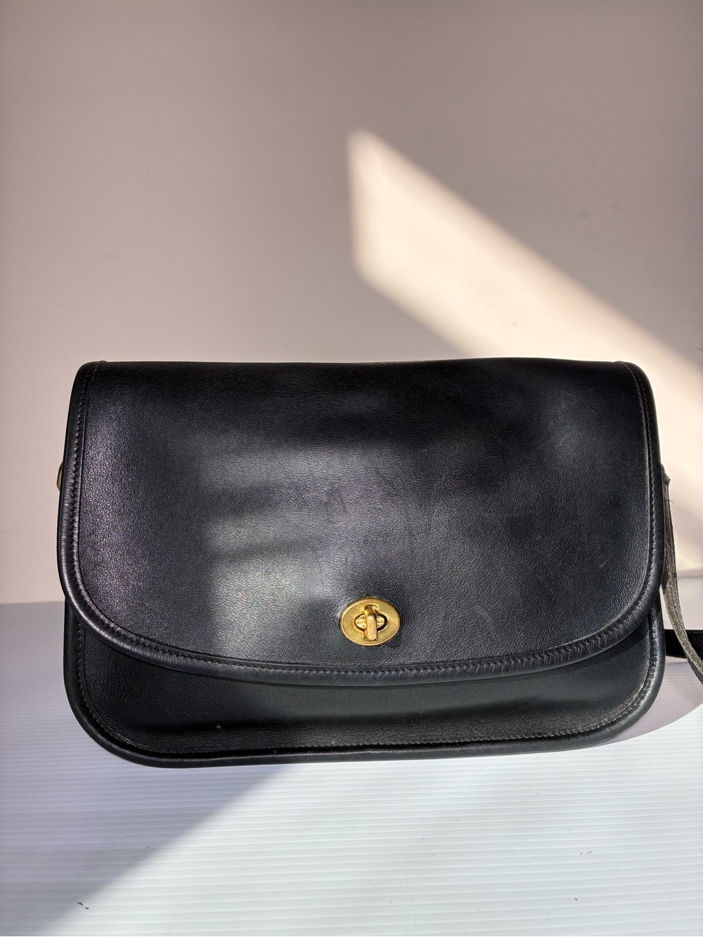 Vintage Coach City Bag Black Leather Brass Turnlock Crossbody Shoulder Bag - Picture 3 of 13